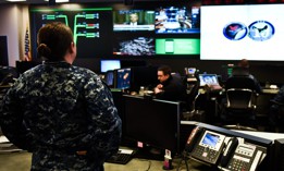 水兵们在美军总部的舰队行动中心站岗.S. 舰队网络司令部/美国.S.
