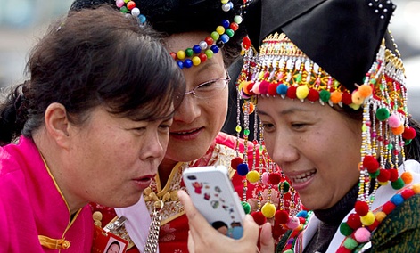 Intel and Chinese search engine Baidu Intel is teaming up with leading Chinese search engine Baidu plan to team up to corner China’s mobile internet market. Intel and Chinese search engine Baidu Intel is teaming up with leading Chinese search engine Baidu plan to team up to corner China’s mobile internet market.