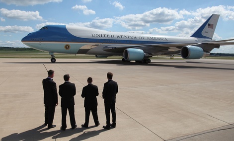 Secret Service agents watch as President Barack Obama leaves on Air Force One in 2013.