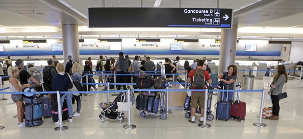 Airline passengers stand in line as they wait to rebook their canceled flight at the American Airlines counter at Miami International Airport, March 13, 2017. Airline passengers stand in line as they wait to rebook their canceled flight at the American Airlines counter at Miami International Airport, March 13, 2017.