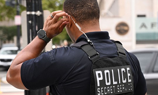 A US Secret Service officer works a checkpoint near the White House ahead of the meeting between Ukrainian President Volodymyr Zelensky, European leaders and US President Donald Trump in Washington, DC, on August 18, 2025.