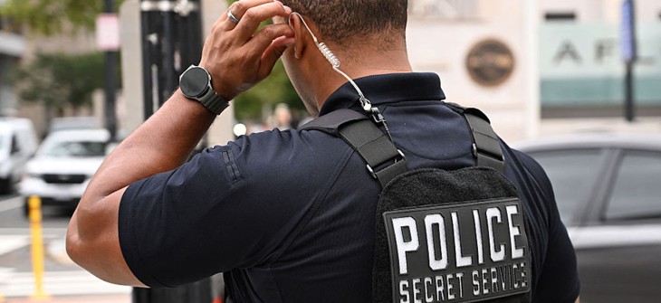 A US Secret Service officer works a checkpoint near the White House ahead of the meeting between Ukrainian President Volodymyr Zelensky, European leaders and US President Donald Trump in Washington, DC, on August 18, 2025.