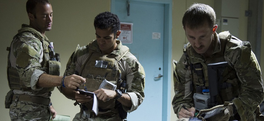 An explosive ordnance disposal technician provides a mission brief during radiological detection training at undisclosed location in the U.S. Navy's 5th Fleet area of responsibility, Sept. 10, 2013.